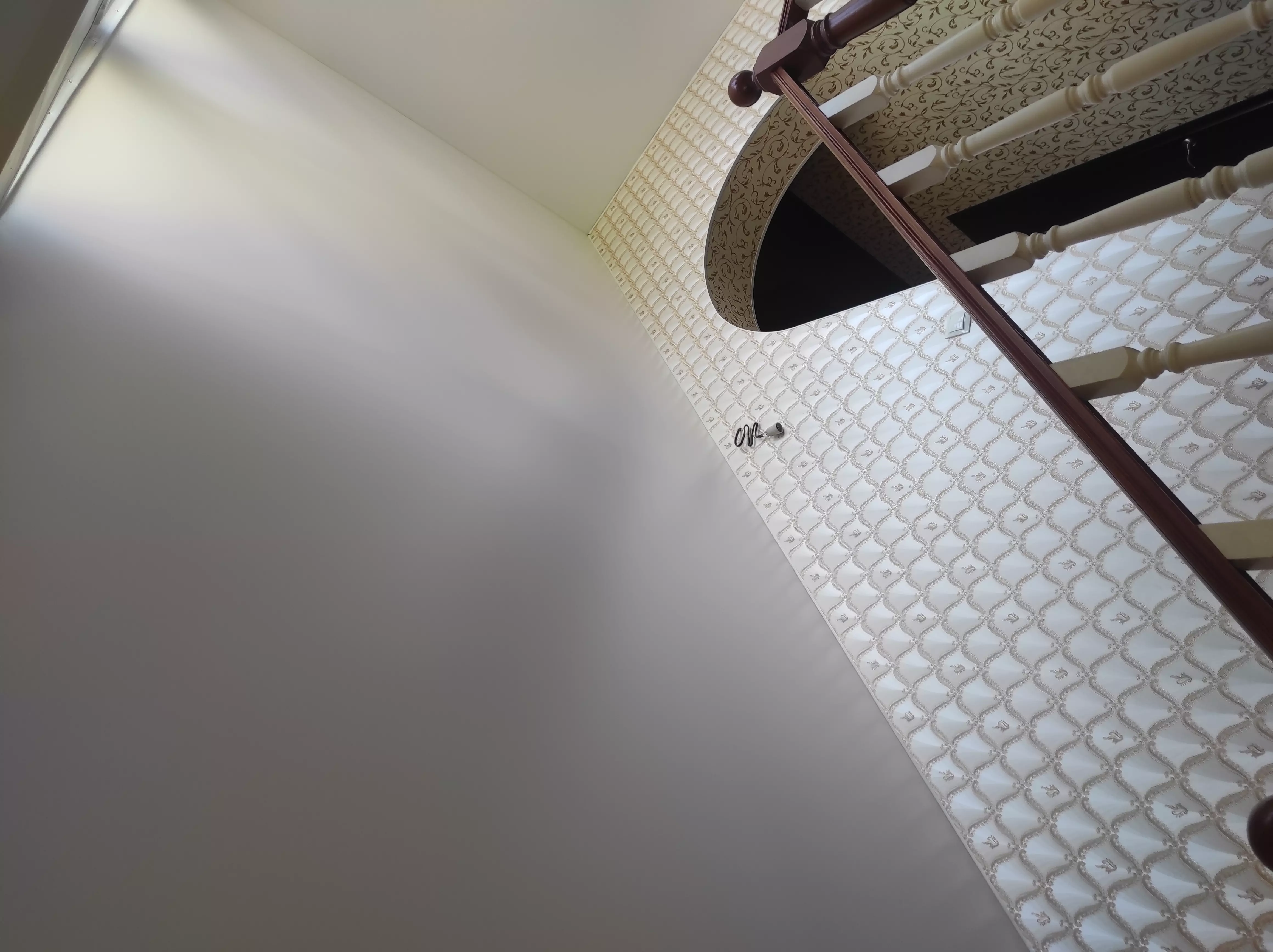 Морозостойкий натяжной потолок для коттеджа