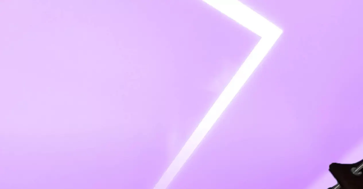 Сиреневый натяжной потолок со световой линией — Стерлитамак, Артёма, 98, фото 2